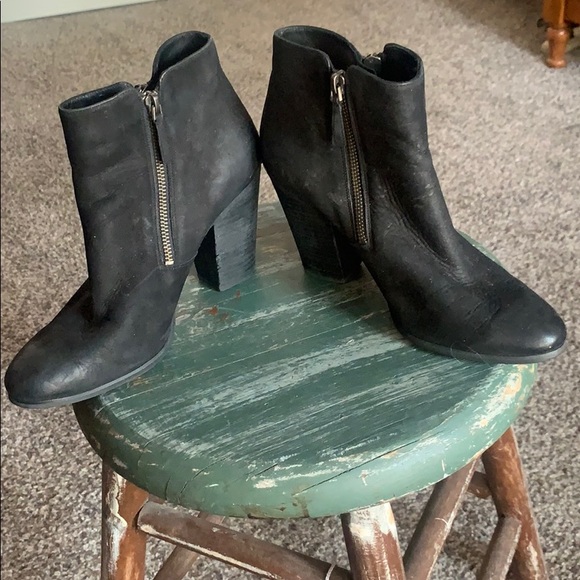 Michael Kors Leather Double Zip Booties. - Picture 4 of 6